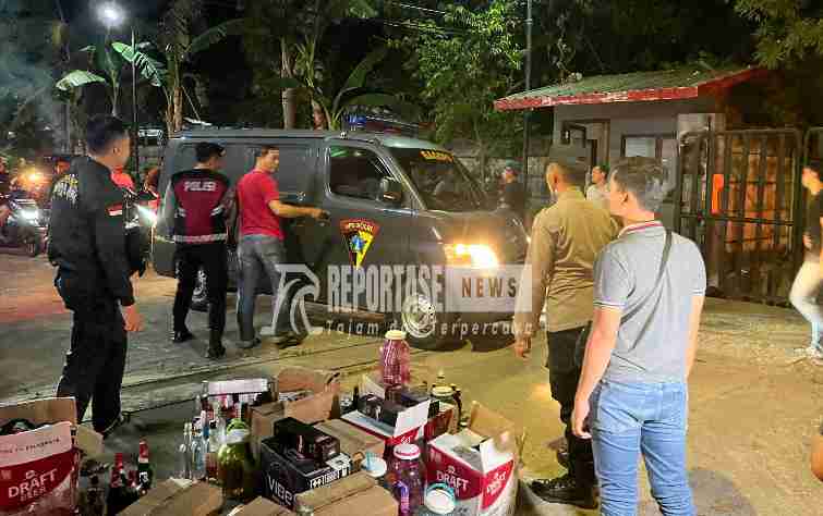 Ratusan botol miras yang berhasil diamankan petugas.