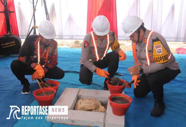Kapolda Jatim bersama Kapolres dan Bupati Sumenep saat melakukan peletakan batu pertama pembanguna gedung Satya Haprabu.