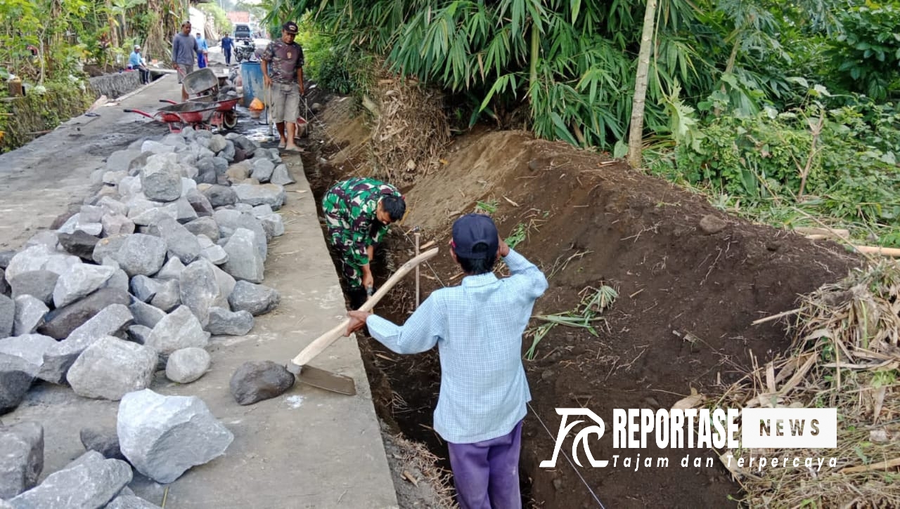 Gotong royong pelebaran jalan rabat beton sepanjang 650 meter di Dusun Tumpeng Timur RT.02/RW.03, Desa Tumpeng, Kecamatan Candipuro, Kabupaten Lumajang.