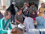 Pegawai Kecamatan, anggota Posramil Kedungjajang, anggota Polsek Kedungjajang, dan warga masyarakat Kedungjajang saat melakukan pemeriksaan kesehatan gratis.