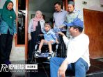 Pj Wali Kota Probolinggo saat memberikan bantuan kursi roda kepada penyandang disabilitas.