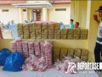 Petugas Dinsos P3A Sumenep saat menyalurkan daging kurban yang dibungkus menggunakan bahan plastik.