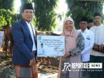 Pj Wali Kota Probolinggo saat menyerahkan secara simbolis kepada Sekretaris Muslimat NU Pj Wali Kota Probolinggo saat menyerahkan secara simbolis kepada Sekretaris Muslimat NU