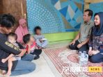 Pj. Wali Kota Prpbolinggo bersama istri yang sekaligus sebagai Pj Ketua TP PKK Kota Probolinggo Dewi Maharani saat mengunjungi anak stunting.