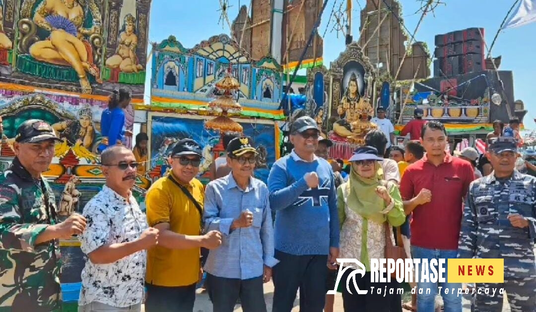Asisten Perekonomian dan Pembangunan Sekretaris Daerah (Sekda) Kabupaten Probolinggo Ahmad Hasyim Ashari didampingi Camat Paiton Imam Syafi’i, Kepala UPT Tempat Pelelangan Ikan Paiton Bahrul Ulum Al-Alam, Pemerintah Desa Sumberanyar,