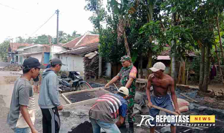 Keakraban Babinsa dan Warga Dalam Kawal Pemerintah Desa Bangun Drainase di Desa Sawaran Lor.