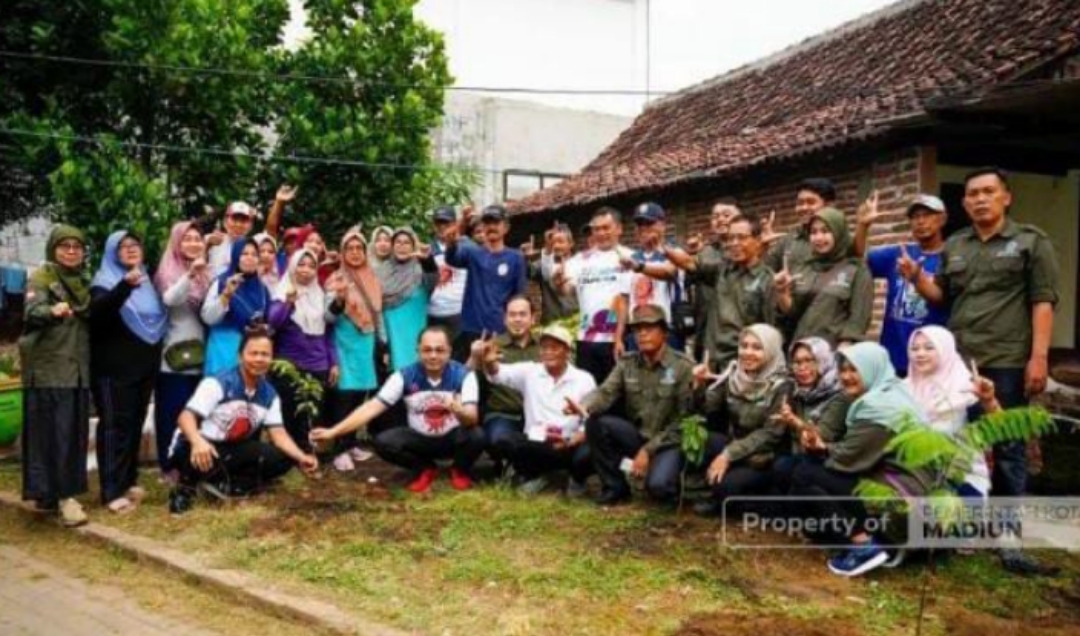 Kepala Desa Kushadianto bersama jajaran Pemerintah Desa