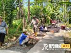 Kerja Bakti, Babinsa dan Masyarakat Desa Bades Bangun Jalan Rabat Beton