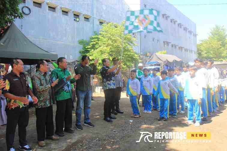 Penjabat Wali Kota Probolinggo melepas secara resmi keberangkatan tim Drum Band Gema Surya Melati Madrasah Ibtidaiyah (MI) Muhammadiyah 1 Kota Probolinggo ke Kejuaraan Provinsi (Kejurprov) 2024 di Lamongan.