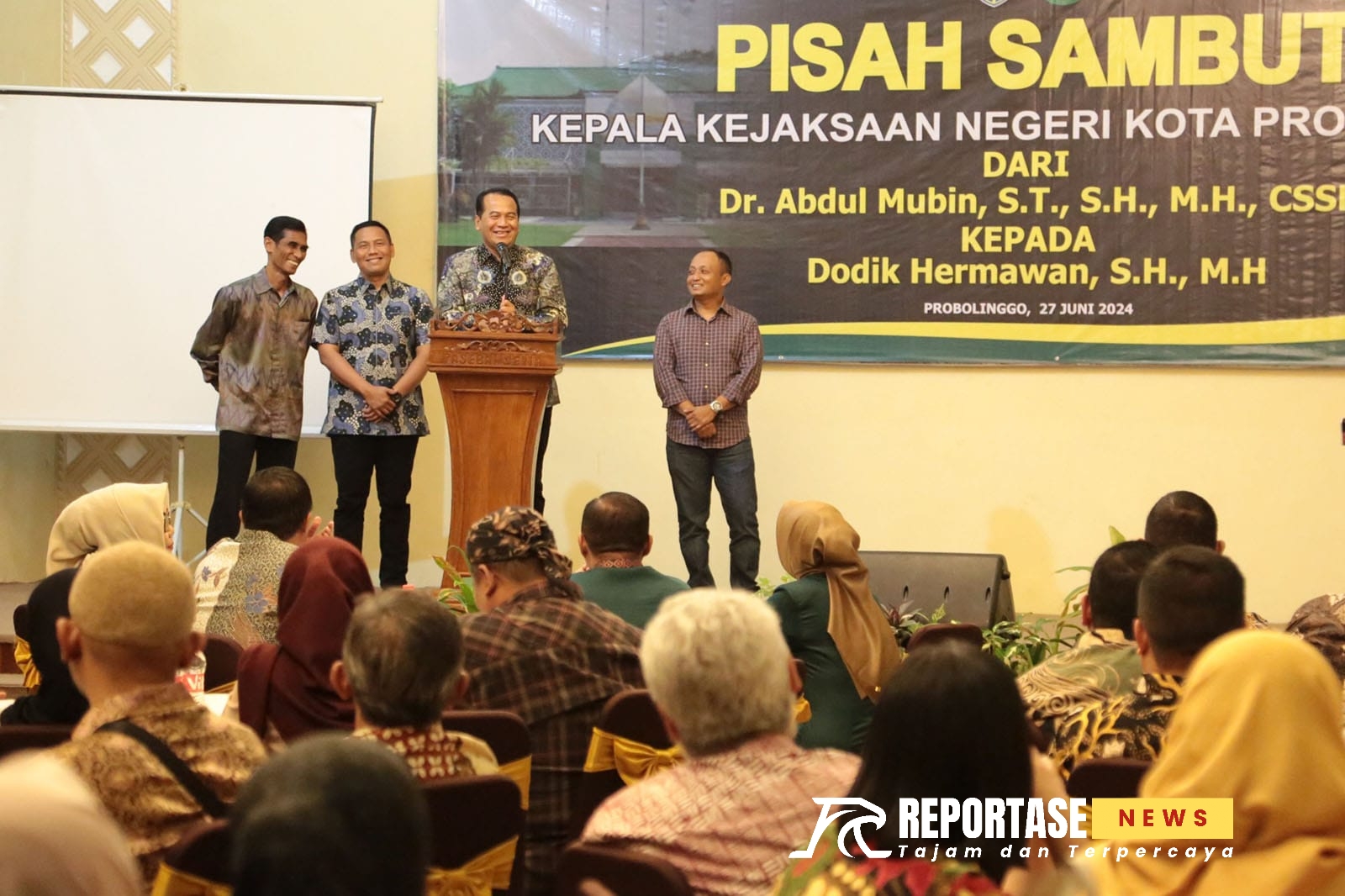 Pelaksanaan Pisah Sambut dari Dr. Abdul Mubin kepada Dodik Hermawan ini berlangsung di Bale Hinggil