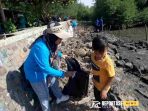 Aksi warga di pantai dan laut dari memungut sampah plastik