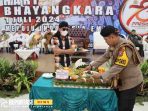 Kapolres Sumenep, AKBP Henri Noveri Santoso, saat melakukan potong tumpeng bersama Gus Miftah