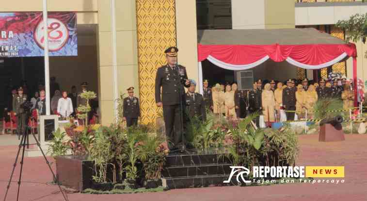 Kapolres Sumenep AKBP Henri Noveri Santoso, S.H., S.I.K., M.M., saat memimpin upacara Peringatan Hari Bhayangkara ke 78