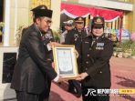 Bupati Sumenep, H. Achmad Fauzi Wongsojudo saat memberikan memberikan penghargaan kepada para personel berprestasi sebagai bentuk apresiasi atas dedikasi dan pengabdian mereka yang luar biasa dalam menjalankan tugas.