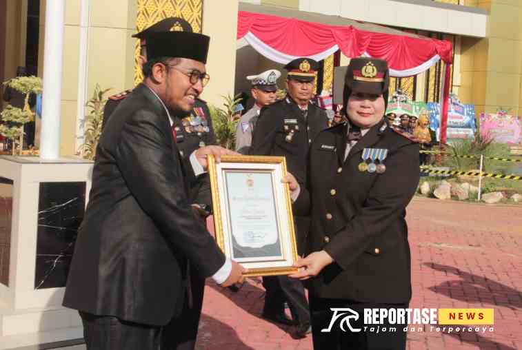 Bupati Sumenep, H. Achmad Fauzi Wongsojudo saat memberikan memberikan penghargaan kepada para personel berprestasi sebagai bentuk apresiasi atas dedikasi dan pengabdian mereka yang luar biasa dalam menjalankan tugas.