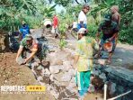 Babinsa Curahpetung Posramil 0821/05 Kedungjajang, Sertu Jumaan turun bersama masyarakat. Babinsa Curahpetung Posramil 0821/05 Kedungjajang, Sertu Jumaan turun bersama masyarakat.