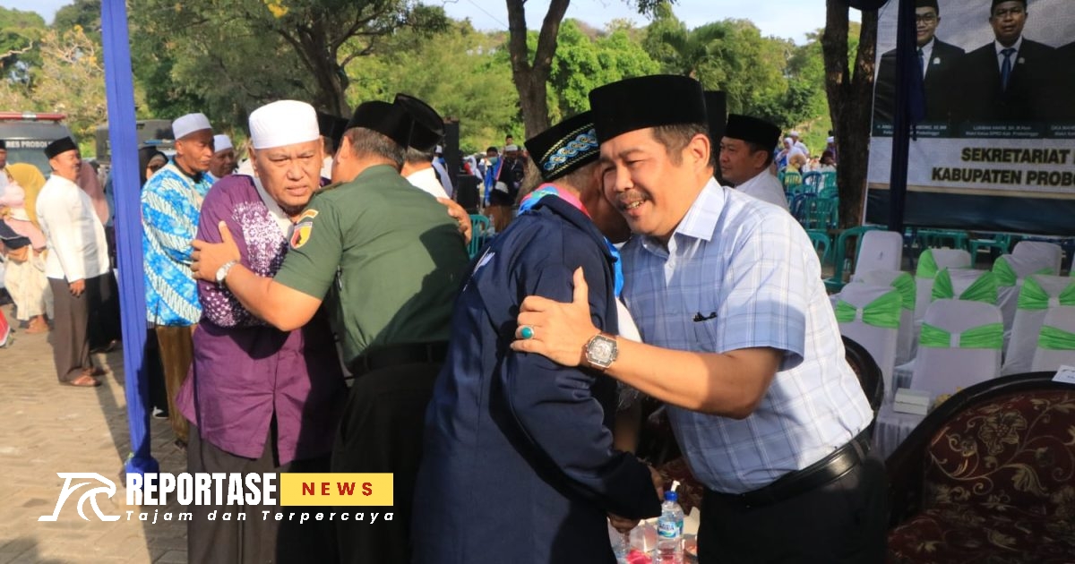 Pj Sekda probolinggo Heri Sulistyanto sabut kedatangan para jamaah haji dari Tanah suci makkah di miniatur ka'bah gending.