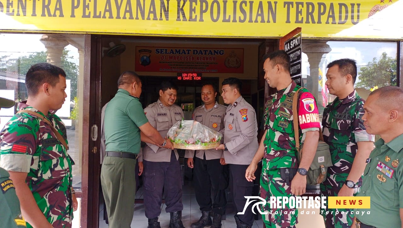 Danramil Klakah Kapten Arm Aji Joyo Kumoro bersama anggota beri Ucapan HUT Bhayangkara ke Polsek