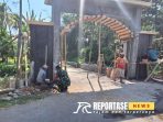 Sertu Muhtaryono, bersama warga melaksanakan kegiatan kerja bakti bangun gapura Sertu Muhtaryono, bersama warga melaksanakan kegiatan kerja bakti bangun gapura