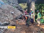 Babinsa bersama warga wonoayu bersihkan material batas jembatan