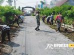 Serda Moh. Turmudzi Abdullah, bersama warga melaksanakan kegiatan kerja bakti Serda Moh. Turmudzi Abdullah, bersama warga melaksanakan kegiatan kerja bakti