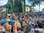 Ratusan masa aksi menggeruduk kantor DPRD Sumenep Ratusan masa aksi menggeruduk kantor DPRD Sumenep