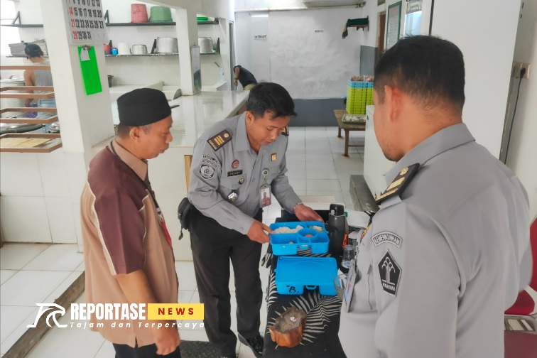 Petugas Lembaga Pemeriksa Halal (LPH) dari Kementerian Agama Kabupaten Banyuwangi melakukan pendampingan awal terhadap serangkaian proses sertifikasi