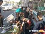 Personel Koramil 0821/01 Lumajang bersama warga melaksanakan kegiatan Kerja Bakti Jumat Bersih