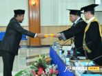 Sidang Terbuka Promosi Doktor pada Program Pascasarjana Universitas Merdeka Malang, Bupati Sumenep Achmad Fauzi Wongsojudo meraih gelar doktor ilmu sosial. Sidang Terbuka Promosi Doktor pada Program Pascasarjana Universitas Merdeka Malang, Bupati Sumenep Achmad Fauzi Wongsojudo meraih gelar doktor ilmu sosial.