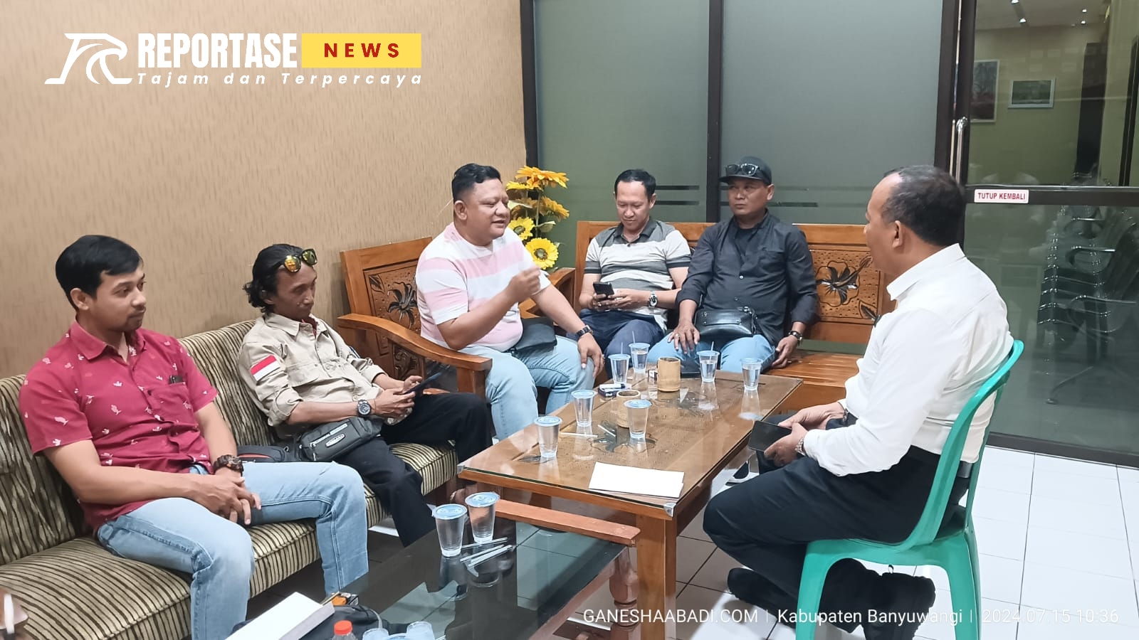 Komunitas IWB (Info Warga Banyuwangi) bersama tim, datang ke Polresta Banyuwangi bagian Sat Intelkam