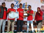 Kepala Dinas DKUPP Taupik Alami serahkan Hadian kepada pemenang Lomba Burung Perkutut Piala Bupati Probolinggo Cup
