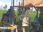 Serda Mohammad Eko Widodo, bersama Petugas Penyuluh Lapangan (PPL) Desa Gesang, melaksanakan pendampingan dan monitoring pengeboran sumur artesis Serda Mohammad Eko Widodo, bersama Petugas Penyuluh Lapangan (PPL) Desa Gesang, melaksanakan pendampingan dan monitoring pengeboran sumur artesis