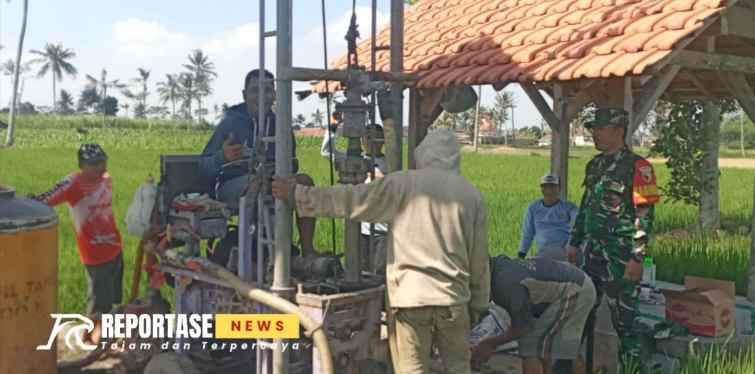 Serda Mohammad Eko Widodo, bersama Petugas Penyuluh Lapangan (PPL) Desa Gesang, melaksanakan pendampingan dan monitoring pengeboran sumur artesis