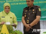 pemotongan nasi tumpeng oleh Ketua Umum IAD Daerah Kabupaten Probolinggo Eva Nuril Alam dan diserahkan kepada Kepala Kejaksaan Negeri (Kajari) Kabupaten Probolinggo Ahmad Nuril Alam pemotongan nasi tumpeng oleh Ketua Umum IAD Daerah Kabupaten Probolinggo Eva Nuril Alam dan diserahkan kepada Kepala Kejaksaan Negeri (Kajari) Kabupaten Probolinggo Ahmad Nuril Alam