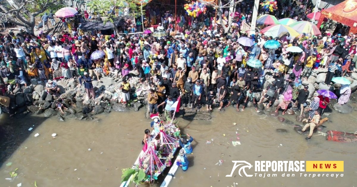 Penjabat (Pj) Bupati Probolinggo H. Ugas Irwanto, S.Sos., M.Si secara resmi melepas prosesi larung sesaji ke tengah laut
