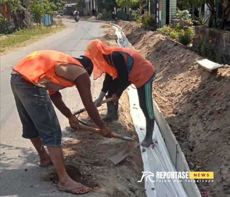 Pekerja dari Dinas Pekerjaan Umum dan Penataan Ruang (PUPR) Kabupaten Nganjuk.