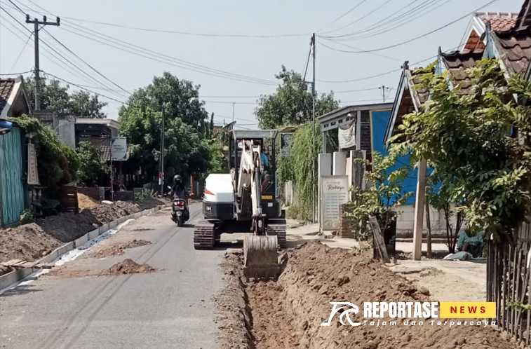 Pelaksanaan pengerjaan pelebaran jalan di Desa Ketandan, Kecamatan Lengkong,