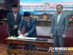 Penandatanganan yang dilakukan dalam rapat paripurna dilakukan oleh Penjabat (Pj) Bupati Probolinggo H. Ugas Irwanto, S.Sos., M.Si bersama Pimpinan DPRD Kabupaten Probolinggo. Penandatanganan yang dilakukan dalam rapat paripurna dilakukan oleh Penjabat (Pj) Bupati Probolinggo H. Ugas Irwanto, S.Sos., M.Si bersama Pimpinan DPRD Kabupaten Probolinggo.