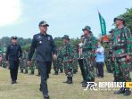 Pembukaan program TMMD ke-121 ini ditandai dengan penekanan tombol sirine olehg Pj Bupati Ugas. Dilanjutkan dengan penyerahan bantuan sosial