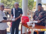 Pembagian Nasi Berkah Kepada Warga selesai Sholat Jumat di Masjid NAMIRA Pembagian Nasi Berkah Kepada Warga selesai Sholat Jumat di Masjid NAMIRA