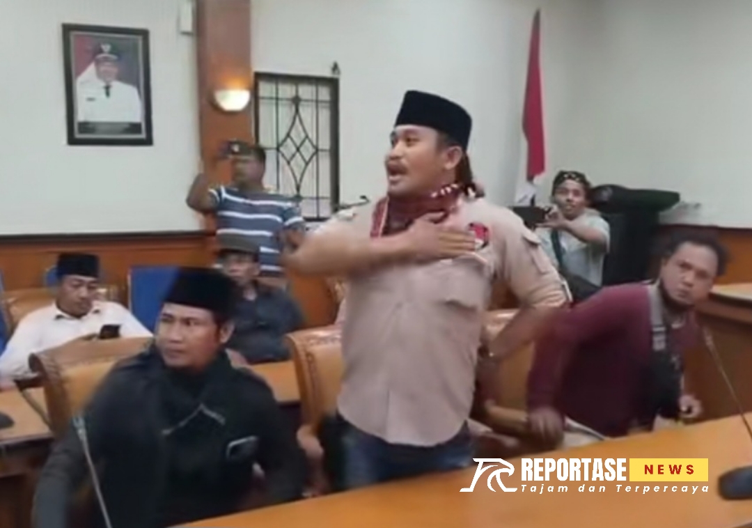 Ketua Badan Permusyawaratan Desa (BPD) Banyumas, Kecamatan Sampang, Rolis Sanjaya, yang terekam dalam video sedang memukul-mukul dadanya di depan umum.