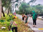 Bersama warga Desa Supiturang melaksanakan kegiatan pembersihan lingkungan