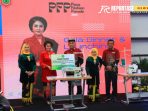 Ketua Umum (Ketum) PIPAS Anna Reynhard menyerahkan bantuan berupa mesin jahit dan mesin obras kepada Lapas Banyuwangi, Ketua Umum (Ketum) PIPAS Anna Reynhard menyerahkan bantuan berupa mesin jahit dan mesin obras kepada Lapas Banyuwangi,