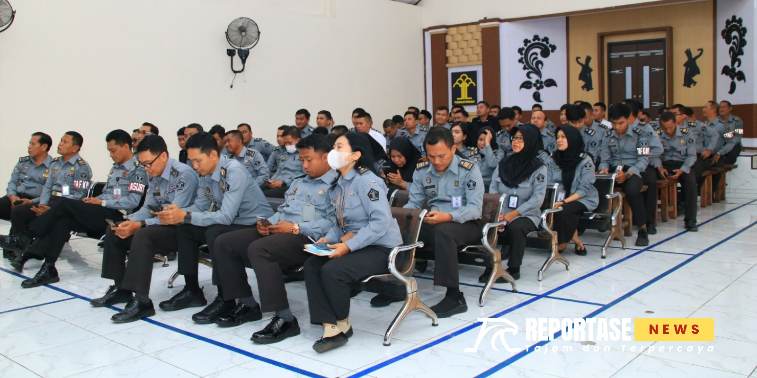 Rapat yang dipimpin langsung oleh Kepala Lapas Banyuwangi Agus Wahono itu digelar di Aula Sahardjo dan diikuti oleh seluruh pejabat struktural dan pegawai.