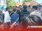 Gerakan Mahasiswa Peduli Keadilan (Dear Jatim) Korda Sumenep menggelar aksi demonstrasi di depan Mapolres Sumenep Gerakan Mahasiswa Peduli Keadilan (Dear Jatim) Korda Sumenep menggelar aksi demonstrasi di depan Mapolres Sumenep