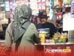 Aktivis senior dari wilayah selatan Sumenep, Aliyatin, menyampaikan dukungannya kepada para penjaga warung sembako Madura