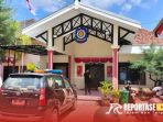 Kantor Satpol PP Sumenep yang tampak dari luar. Terlihat mobil dinas Kepala Satpol PP Sumenep, Wahyu Kurniawan Pribadi, namun enggan menemui wartawan. Kantor Satpol PP Sumenep yang tampak dari luar. Terlihat mobil dinas Kepala Satpol PP Sumenep, Wahyu Kurniawan Pribadi, namun enggan menemui wartawan.