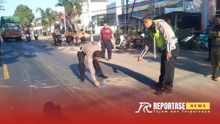 Polisi melakukan olah TKP pasca laka lantas yang menewaskan pelajar asal Kecamatan Gending.