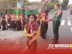 Koptu Sudarmono terlihat dengan sigap membantu setiap warga dan pelajar.
