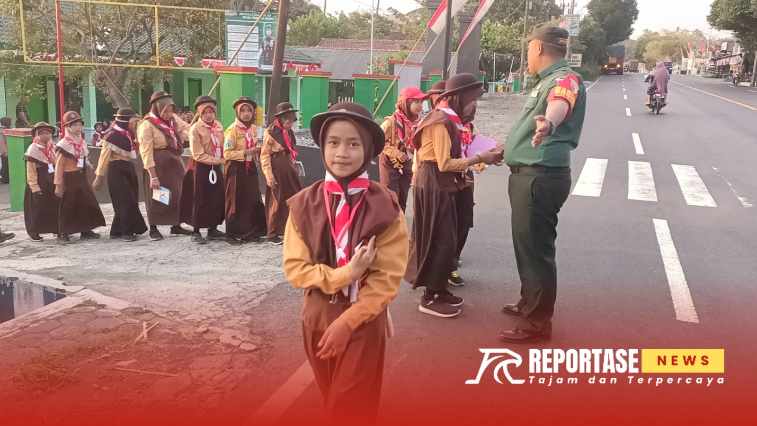Koptu Sudarmono terlihat dengan sigap membantu setiap warga dan pelajar.